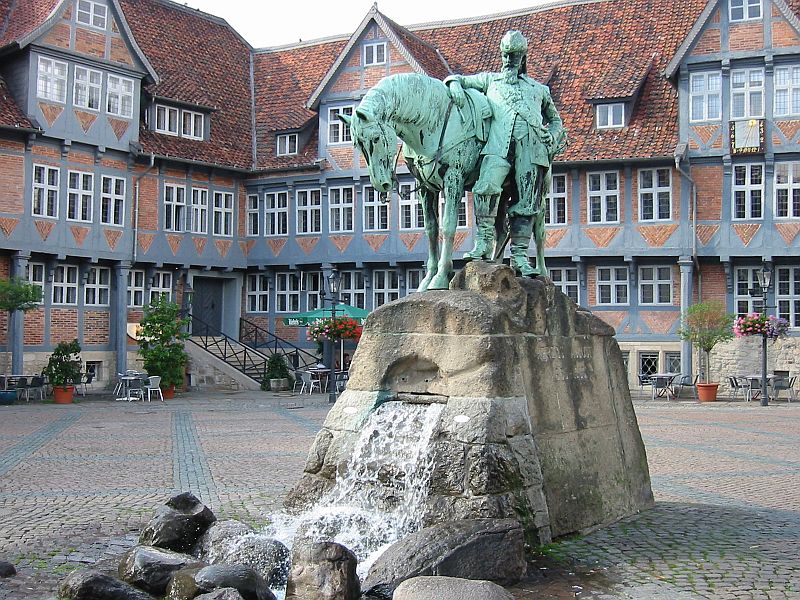 Рыночная площадь Вольфенбюттеля с конной статуей герцога Августа